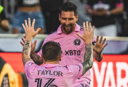 Lionel Messi marcó tres goles en dos partidos y los celebró con sus nuevos compañeros