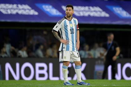 Lionel Messi mira el tablero de La Bombonera tras uno de los goles del 0-2 en el clásico: el capitán se enmarañó en el tejido defensivo uruguayo.