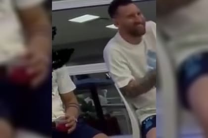 Lionel Messi no pudo aguantar la risa en medio de las interpretaciones