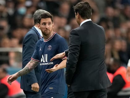 Lionel Messi observa al técnico el PSG Mauricio Pochettino tras ser sustituido en el partido contra Lyon por la liga de Francia, el domingo 19 de septiembre de 2021. (AP Foto/Francois Mori)