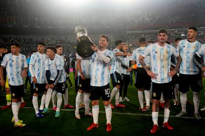 Lionel Messi ofrece la Copa América a los hinchas en el estadio Monumental; la imagen se repetirá en marzo, pero con el trofeo más preciado: la Copa del Mundo