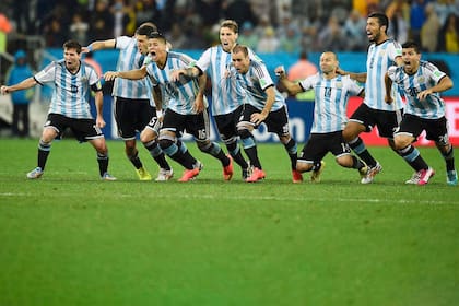 Messi, Zabaleta, Marcos Rojo, Biglia, Mascherano y Sergio Agüero, entre otros compañeros, en el momento más feliz de sus carreras en la selección: festejan el penal decisivo de Maxi Rodríguez a Holanda, que depositó a la Argentina en la final de Brasil 2014