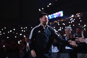 Así fue la llegada de Messi al Coloso que sorprendió a más de uno por lo que llevaba en la mano