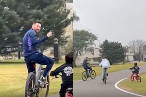 Messi causó furor entre sus vecinos al salir a pasear en bici con Antonela y uno de sus hijos
