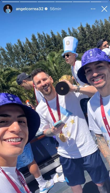 Lionel Messi pone la copa sobre su hombro, en una selfie junto a Thiago Almada y Ángel Correa que replicaron en sus redes de inmediato. 