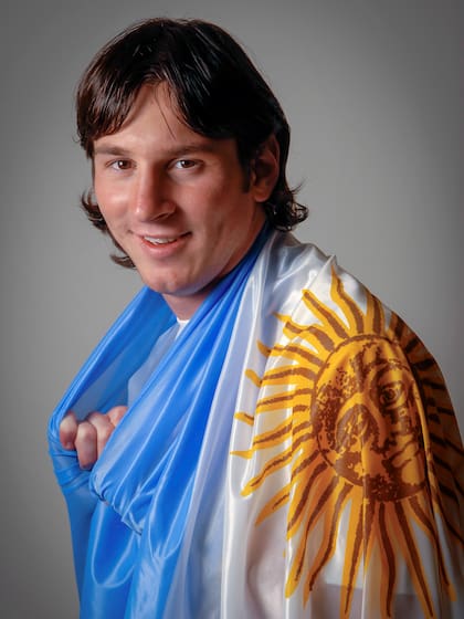Lionel Messi posa feliz con la bandera
Argentina durante La Copa Mundial 2006
