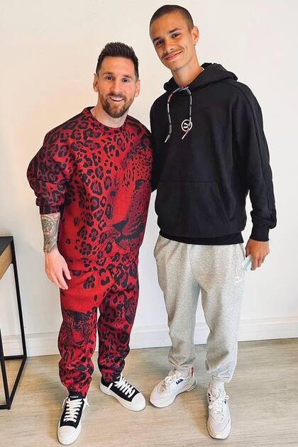 Lionel Messi posa junto a Romeo Beckham, hijo de David, ex futbolista y dueño de Inter Miami