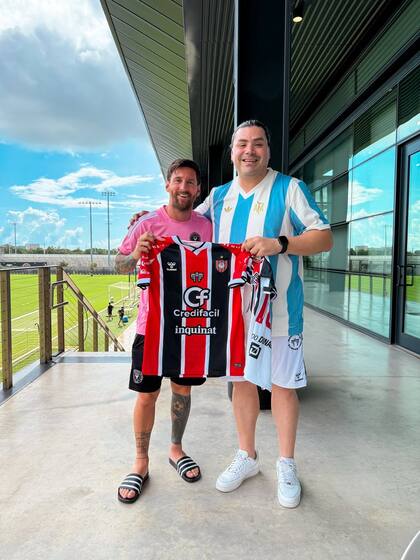 Lionel Messi posó con diferentes camisetas (Foto: Instagram/@unpocoderuidook)