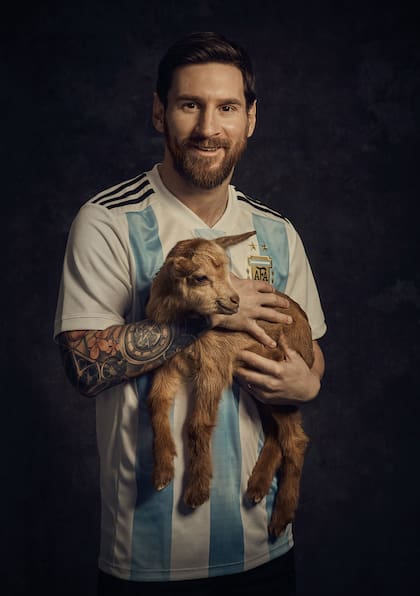 Lionel Messi posó junto a una cabra en la portada de la revista neoyorquina Paper.
