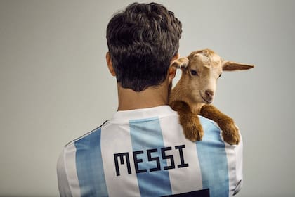 Lionel Messi posó junto a una cabra en la portada de la revista neoyorquina Paper.