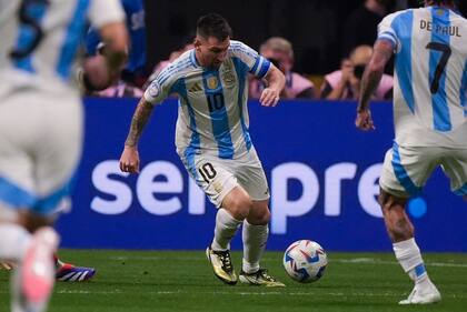Lionel Messi, que este lunes cumple 37 años, está en plenas condiciones para enfrentar a Chile