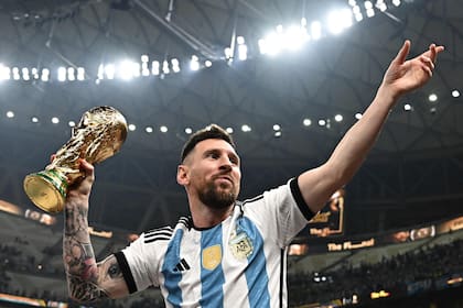Lionel Messi, que finalmente pudo cumplir el sueño de levantar la Copa del Mundo en 2022, jugará su sexto mundial