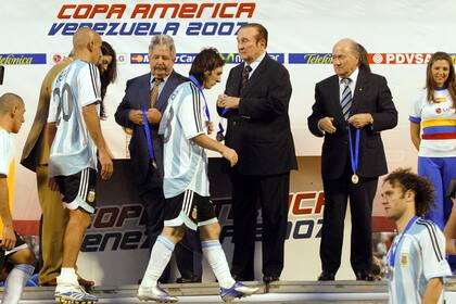 Lionel Messi recibe la medalla luego de perder la final contra Brasil, en la Copa América 2007; detrás de él, Verón