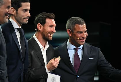 Lionel Messi recibe las "llaves de Miami" de manos del alcalde Francis Suarez.