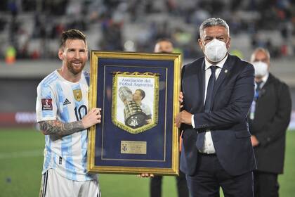 Lionel Messi recibió una distinción de parte de la AFA, de manos del presidente Claudio Chiqui Tapia, fortalecido a su vez por su apuesta exitosa por el DT Lionel Scaloni