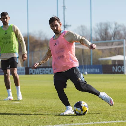 Lionel Messi regresó a la selección argentina y tuvo su primer entrenamiento en el predio de Ezeiza