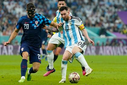 Lionel Messi remata al arco ante la presión del croata Josko Gvardiol durante el partido entre Argentina y Croacia por semifinales de la Copa del Mundo