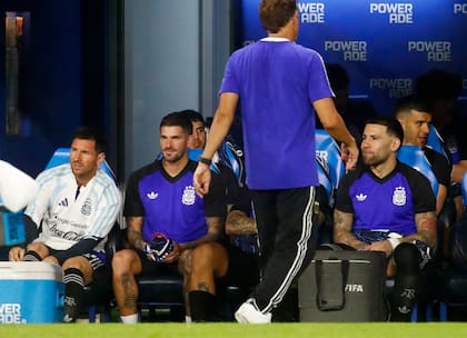 Lionel Messi, Rodrigo De Paul y Nicolás Otamendi en el banco de suplentes