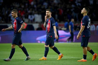 Lionel Messi, rumbo a los vestuarios tras su último partido como jugador de PSG: los parisinos cayeron 3-2 con Clermont