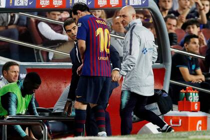Lionel Messi sale lesionado del Camp Nou.