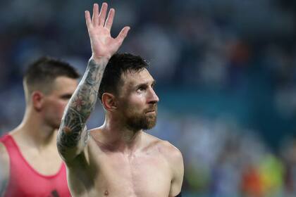 Lionel Messi saluda a los hinchas argentinos, en un estadio que fue una fiesta en Miami