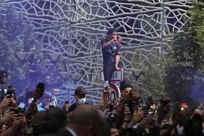 Lionel Messi saluda a los hinchas que lo reciben en el Parque de los Príncipes
