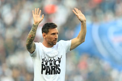 Lionel Messi saluda desde el campo de juego del Parque de los Príncipes antes del partido de Paris Saint-Germain 