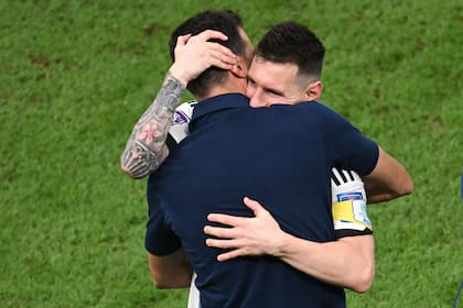Lionel Messi se abraza con Lionel Scaloni después de clasificarse a la final del Mundial de Qatar