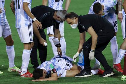 Lionel Messi se dobla de dolor luego de la patada