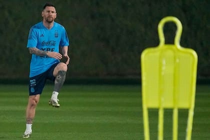 Lionel Messi se estira durante un entrenamiento de la Argentina previo al debut en el Mundial 
