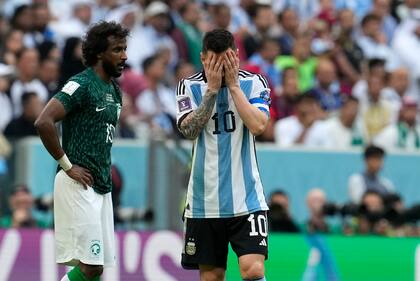 Lionel Messi se lamenta al terminar el partido de Argentina contra Arabia Saudita
