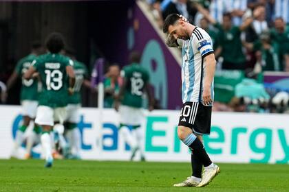 Lionel Messi se lamenta después del primer gol de Arabia Saudita