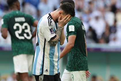 Lionel Messi se lamenta en el partido ante Arabia Saudita