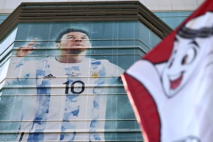 Lionel Messi, se muestra en un edificio en Doha el 6 de noviembre de 2022, antes del torneo de fútbol de la Copa Mundial de la FIFA Qatar 2022