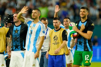 Lionel Messi se retira con sus compañeros luego del triunfo; el 10 aspira a recuperarse para el jueves