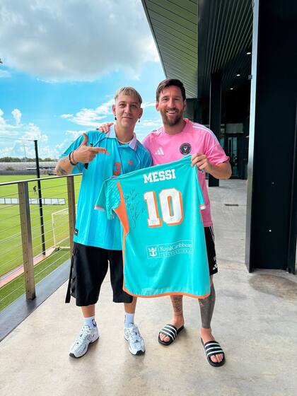 Lionel Messi se sacó una serie de fotos con los integrantes del ciclo de streaming y con diferentes camisetas (Foto: Instagram/@unpocoderuidook)