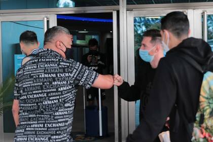 El saludo entre Messi y Claudio Tapia, presidente de la AFA, en Ezeiza
