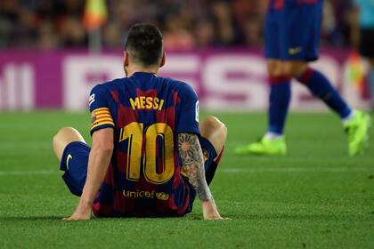Lionel Messi, sentido; el crack rosarino fue atendido y solo jugó el primer tiempo ante Villarreal
