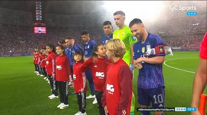 Lionel Messi sonríe ante la petición de una niña peruana