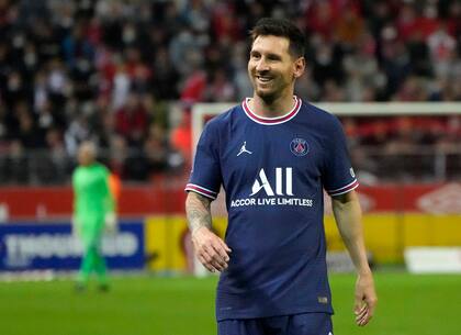 Lionel Messi sonríe durante el partido contra Reims