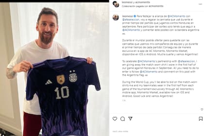 Lionel Messi sortea la camiseta alternativa de la selección que usó en el primer tiempo del amistoso con Honduras (Foto: Instagram @leomessi)
