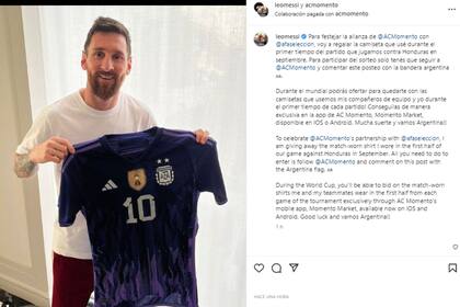 Lionel Messi sortea la camiseta alternativa de la selección que usó en el primer tiempo del amistoso con Honduras (Foto: Instagram @leomessi)