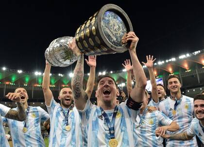 Lionel Messi sostiene el trofeo mientras celebra con sus compañeros después de ganar la final de la Copa América 2021 contra Brasil en el Estadio Maracaná de Río de Janeiro