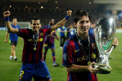 Lionel Messi sostiene la Supercopa de la UEFA tras derrotar a Shaktar Donetsk, durante la final en el Estadio Luis II de Mónaco, el 28 de agosto de 2009
