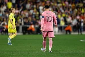 Messi tuvo que dejar la cancha y Martino explicó por qué salió: ¿llegará en forma a los partidos de la selección?