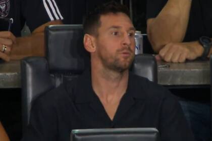 Lionel Messi vio el partido desde la tribuna (Captura video)