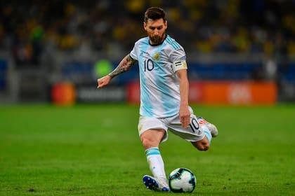 Lionel Messi suele jugar rodeado por compañeros de buen pie, como Paredes, De Paul, Ocampos y Lautaro Martínez, pero le cuesta generar situaciones de riesgo y "entendimiento" en la selección de Scaloni