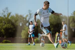 Messi empieza a transitar su despedida del público argentino: sonrisas, foto con Tapia y la mira en el Mundial