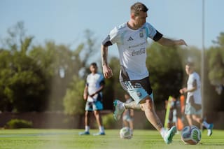 Messi empieza a transitar su despedida del público argentino: sonrisas, foto con Tapia y la mira en el Mundial