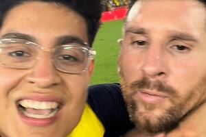 Un fanático casi ahorcó a Messi por la emoción y le provocó un incómodo momento